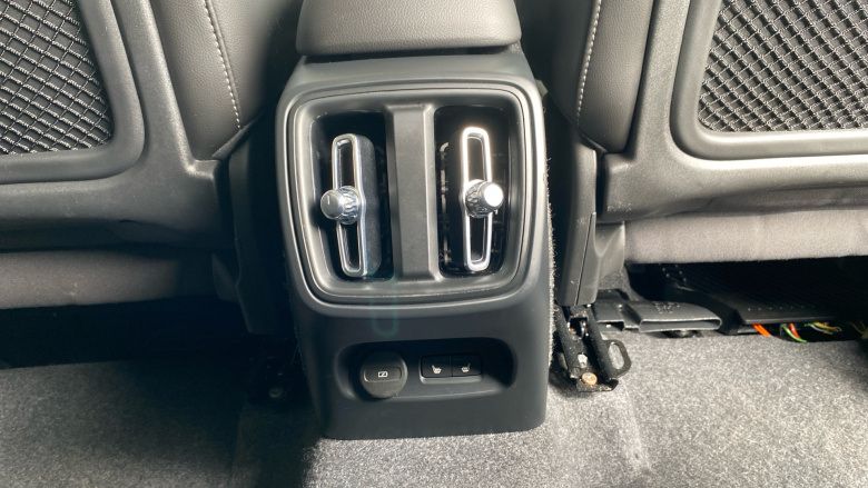 Volvo XC40 2.0 B4P Ultra Dark 5dr Auto Petrol Estate